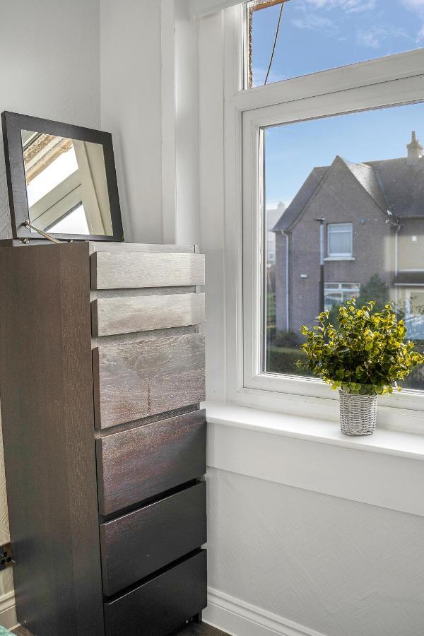 Modern & Spacious 2 Bedroom House - Free Parking - Front & Back Garden - Private Main Door Entrance *