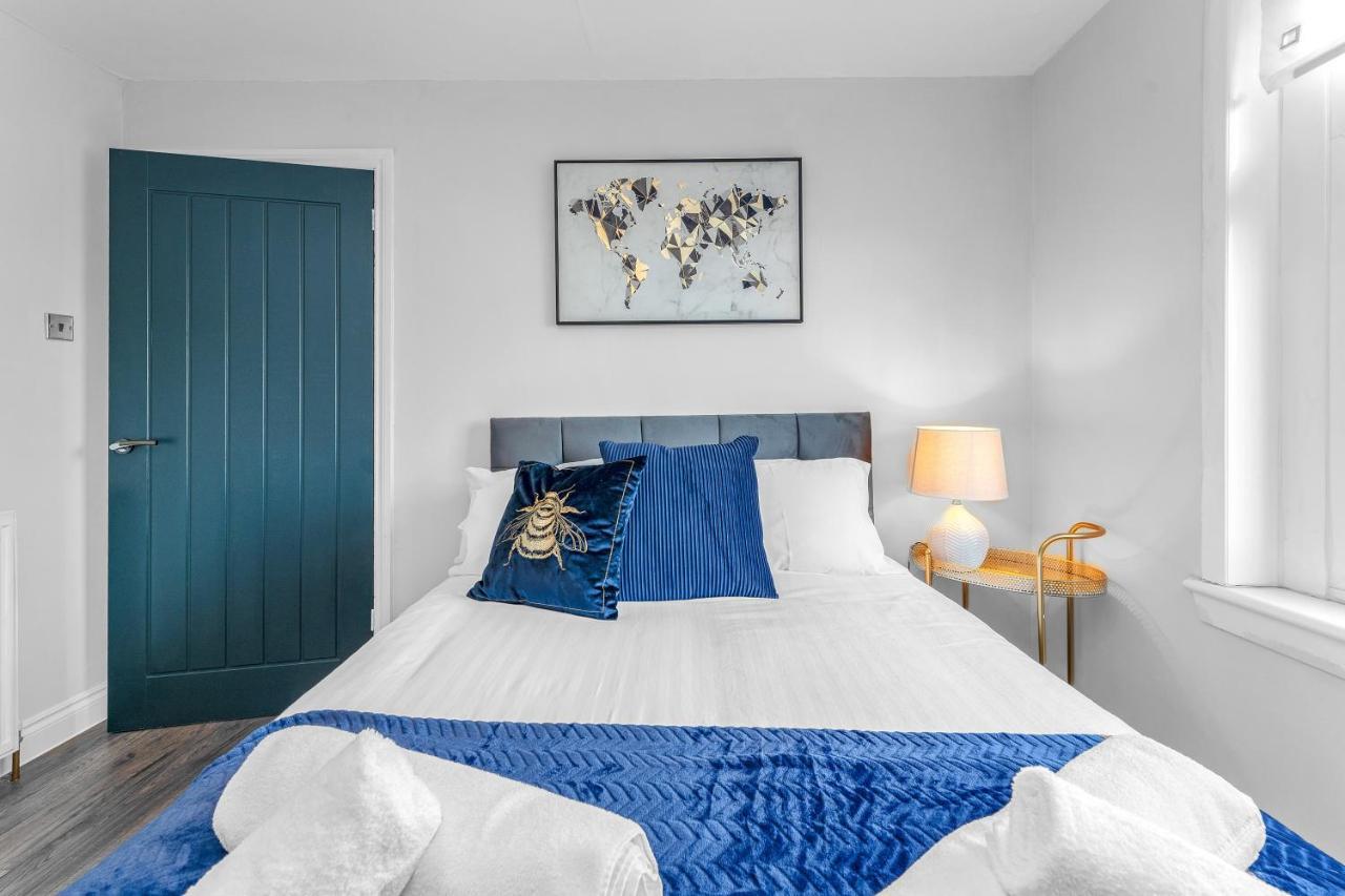 Modern & Spacious 2 Bedroom House - Free Parking - Front & Back Garden - Private Main Door Entrance Appartement