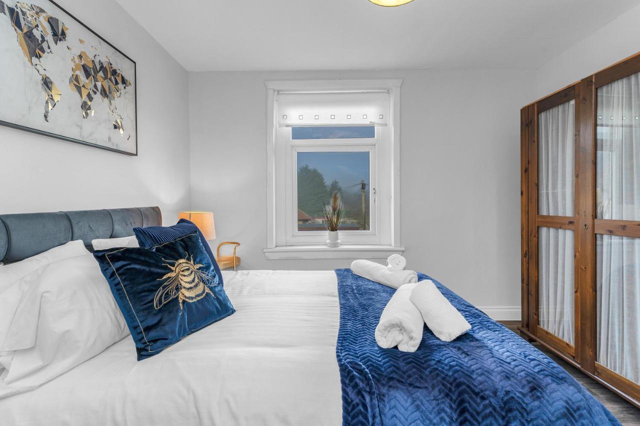 Modern & Spacious 2 Bedroom House - Free Parking - Front & Back Garden - Private Main Door Entrance Appartement *