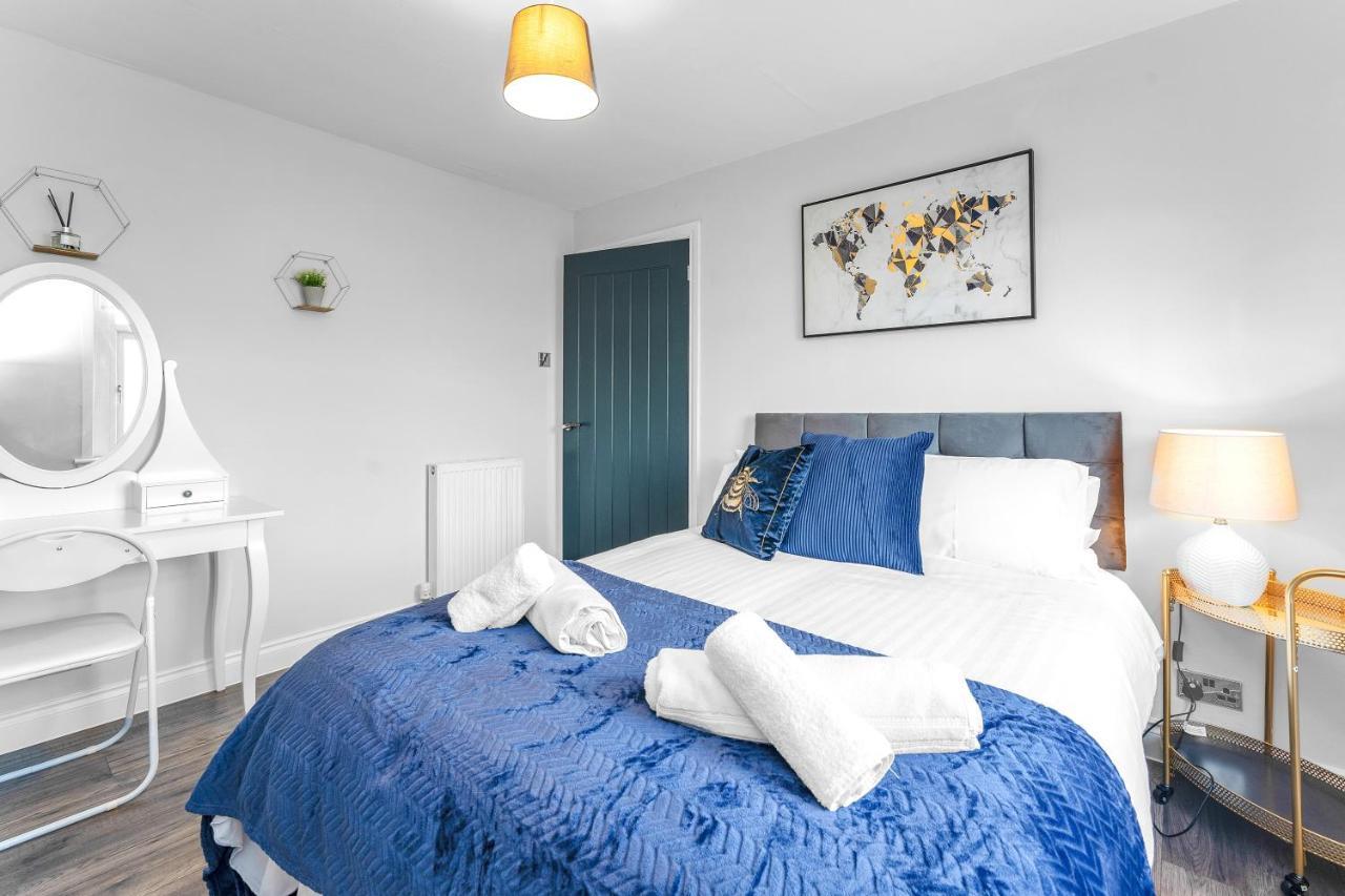 Modern & Spacious 2 Bedroom House - Free Parking - Front & Back Garden - Private Main Door Entrance