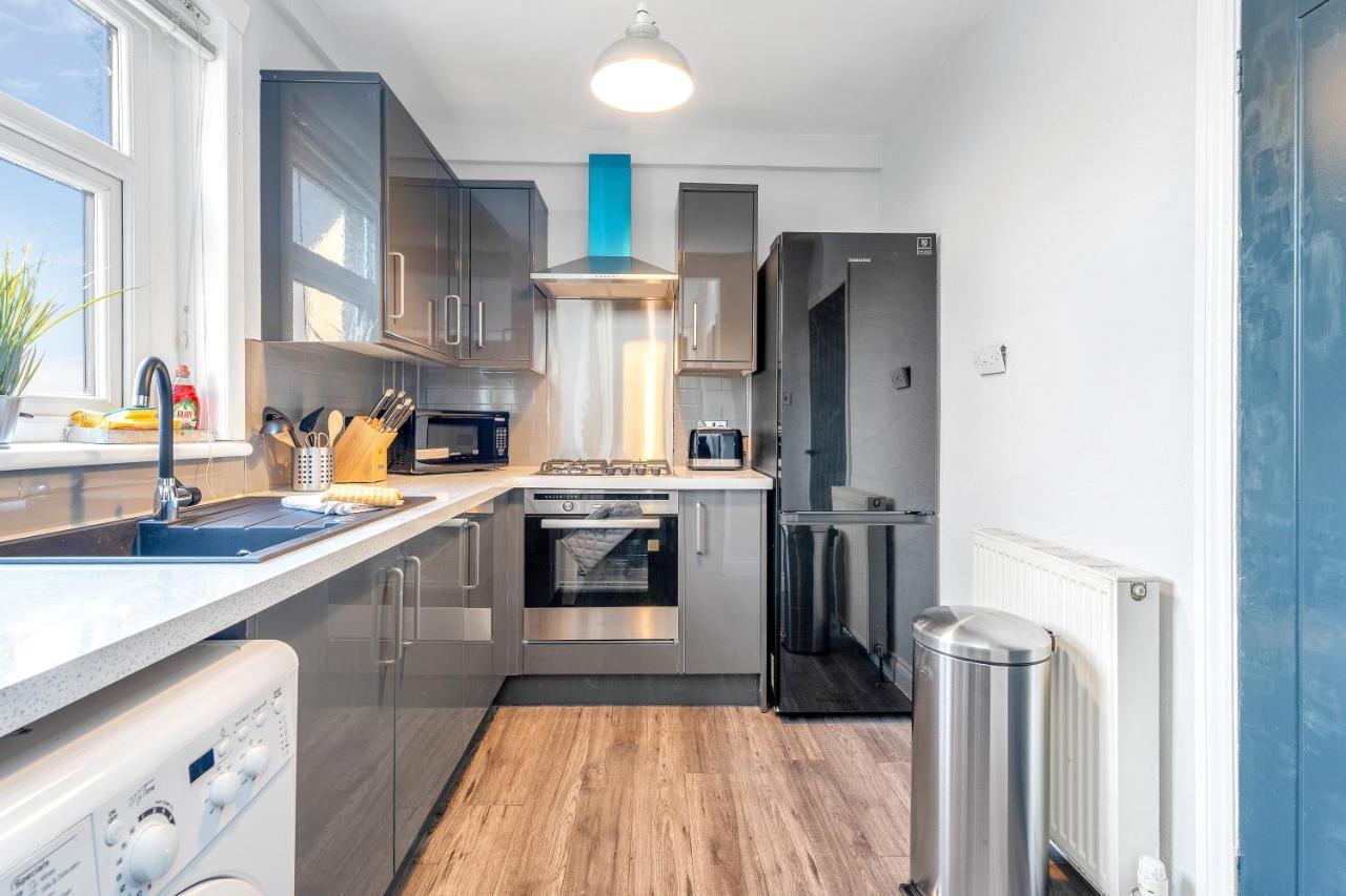 Modern & Spacious 2 Bedroom House - Free Parking - Front & Back Garden - Private Main Door Entrance * EDI