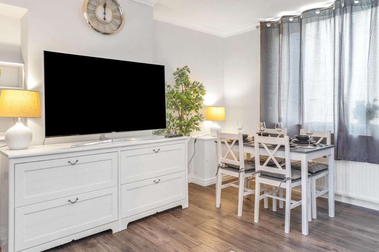 Modern & Spacious 2 Bedroom House - Free Parking - Front & Back Garden - Private Main Door Entrance Appartement *