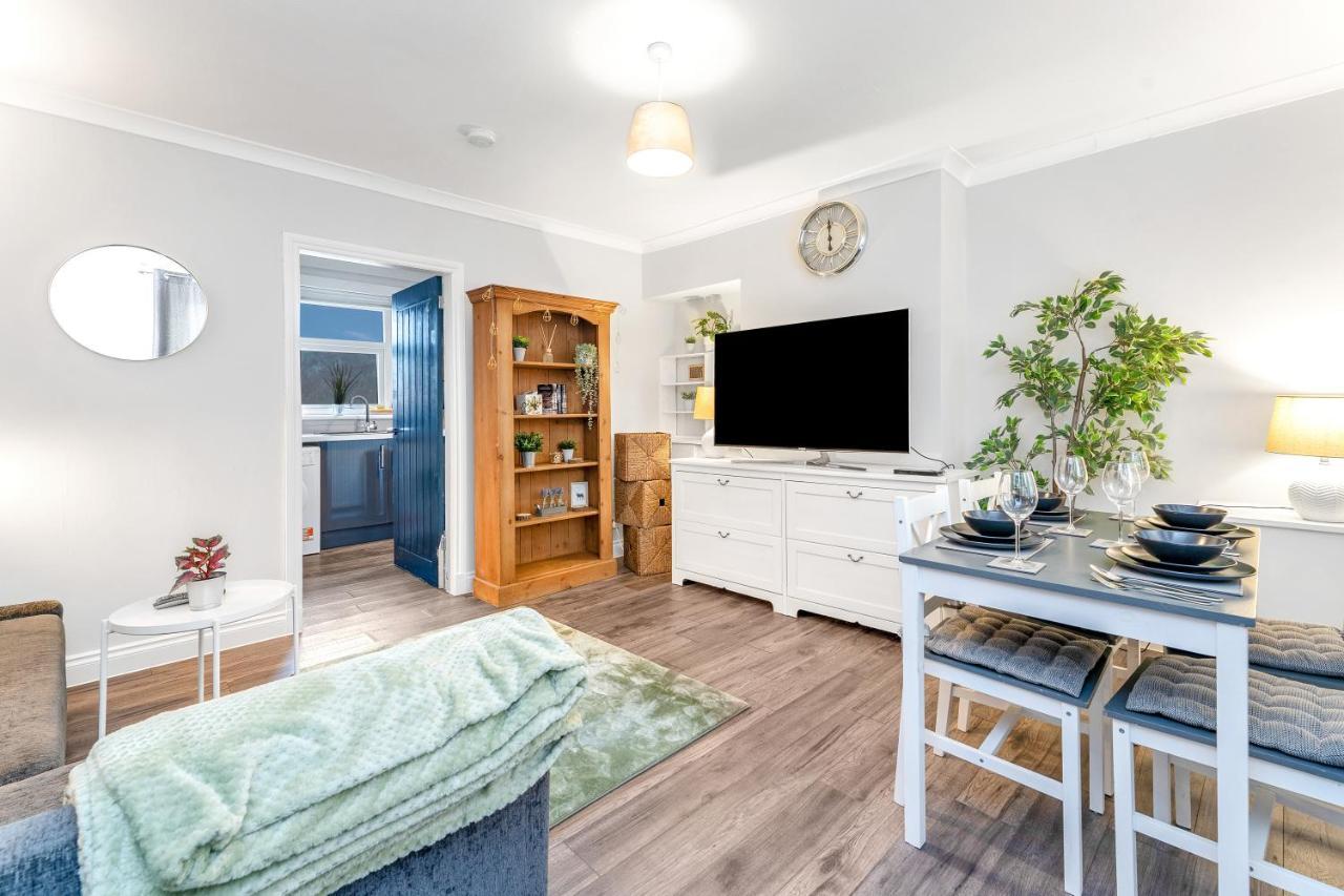 Modern & Spacious 2 Bedroom House - Free Parking - Front & Back Garden - Private Main Door Entrance EDI