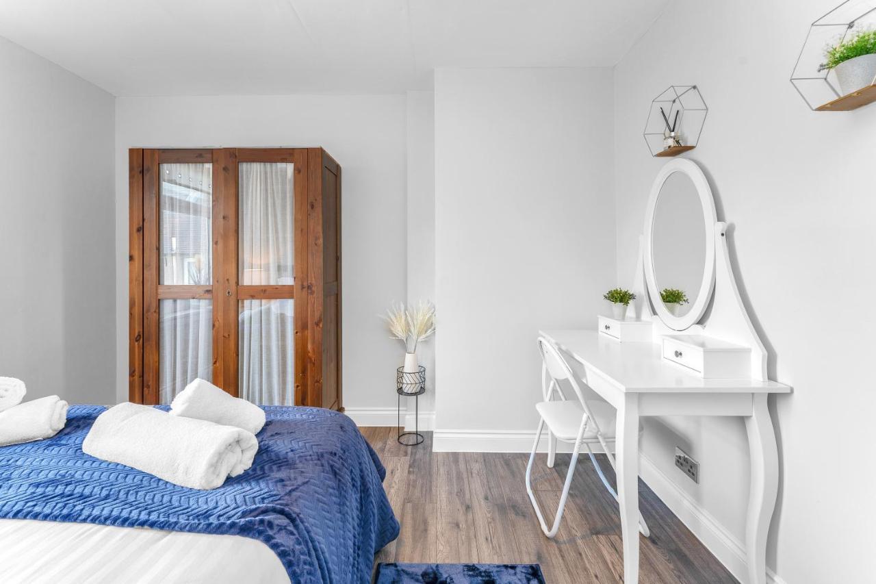 Modern & Spacious 2 Bedroom House - Free Parking - Front & Back Garden - Private Main Door Entrance Appartement *