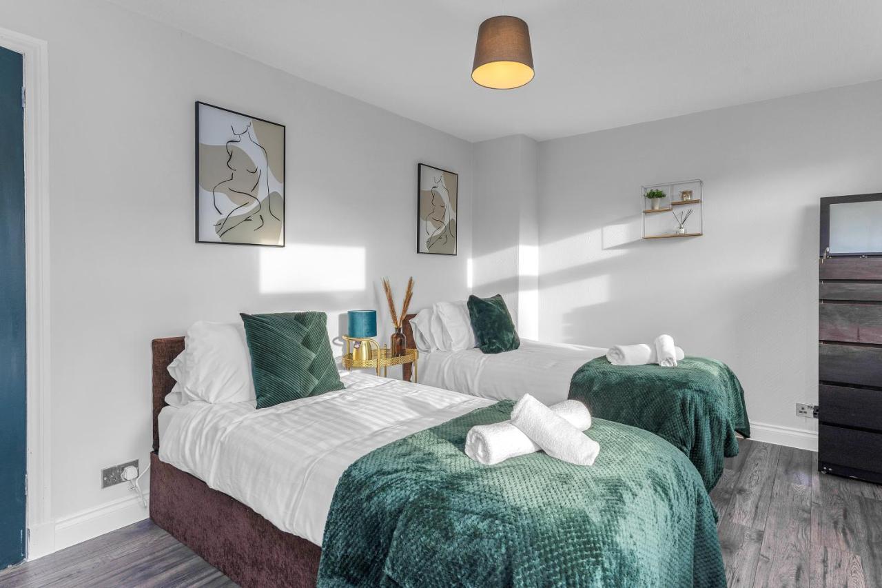 Modern & Spacious 2 Bedroom House - Free Parking - Front & Back Garden - Private Main Door Entrance * EDI