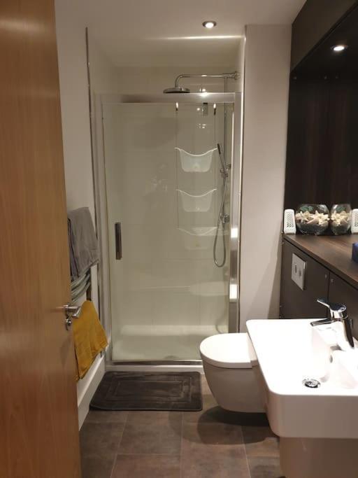 Modern, Centre 1 Bed, Ground Floor * Edinburgh