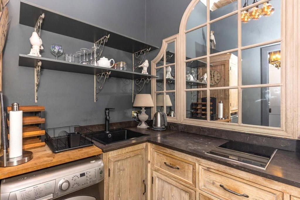 Maindoor Flat Nestled In Heart Of Stockbridge