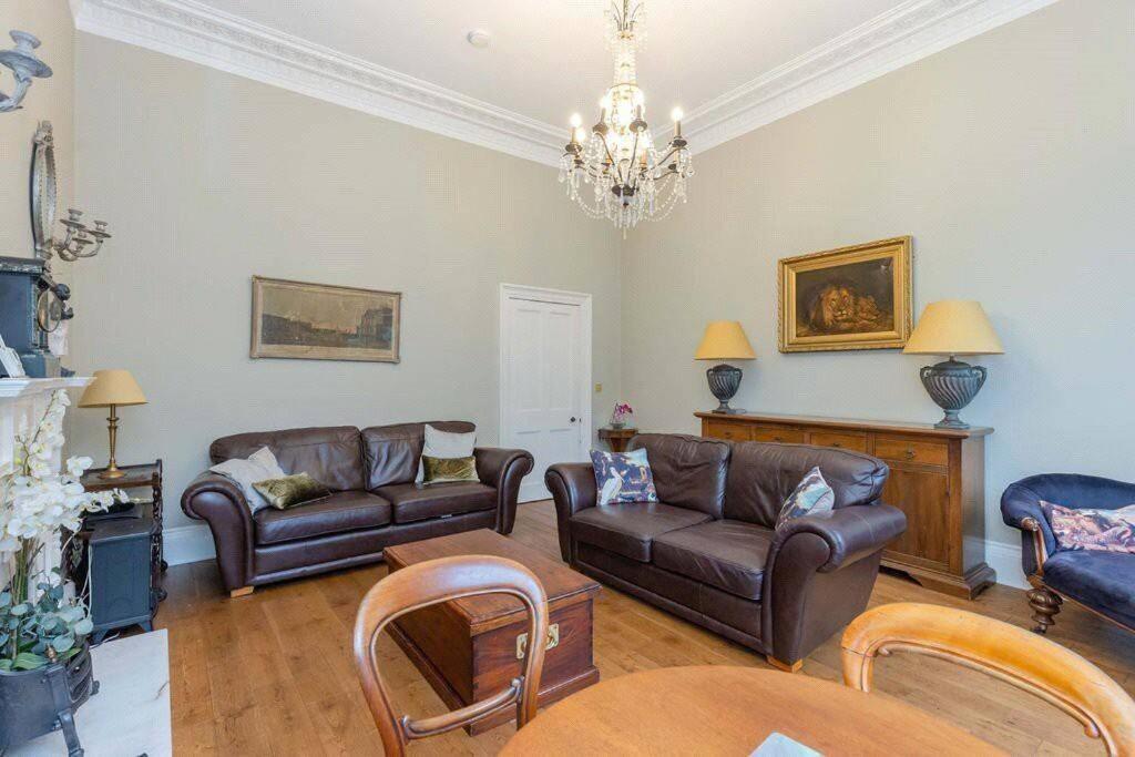 Maindoor Flat Nestled In Heart Of Stockbridge * Edinburgh