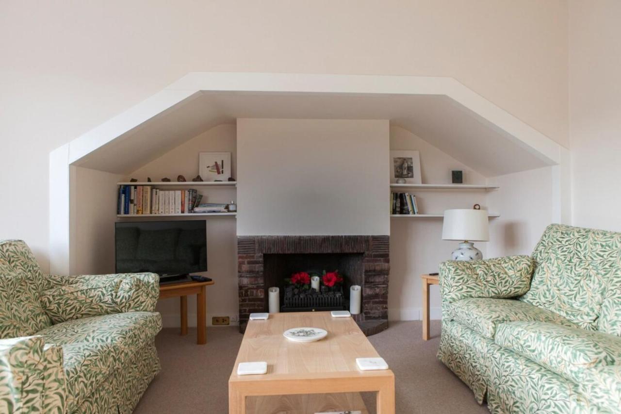 Sophisticated In Centre Apartment Edinburgh
