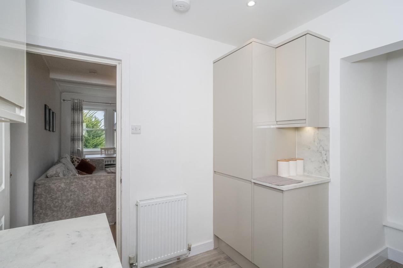 Pass The Keys Cosy And Spacious 2 Beds Flat With - Free Parking Apartment *