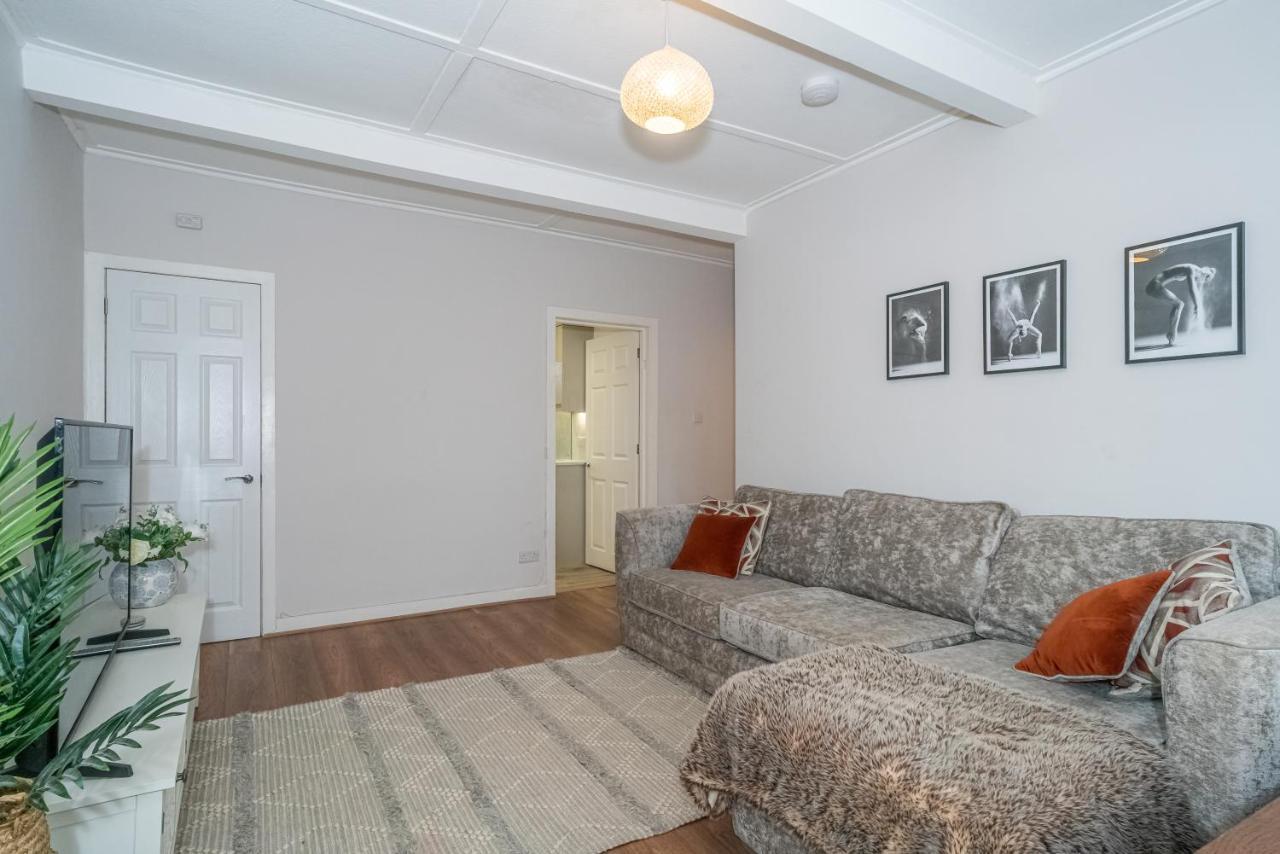 Pass The Keys Cosy And Spacious 2 Beds Flat With - Free Parking