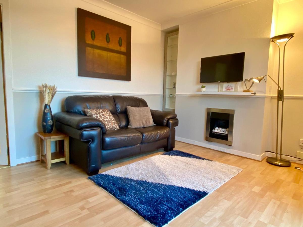 Cosy With Free Parking Close To Airport Apartment *
