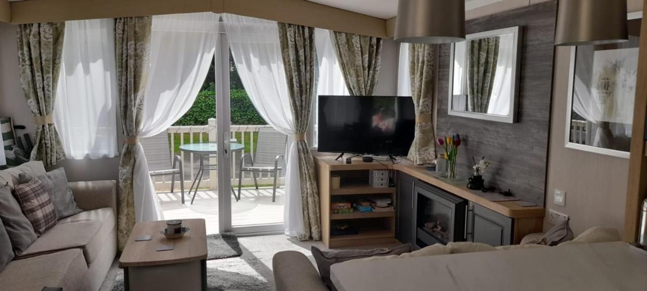 Belfry 2 - Luxury Spacious Family Caravan Camping EDI