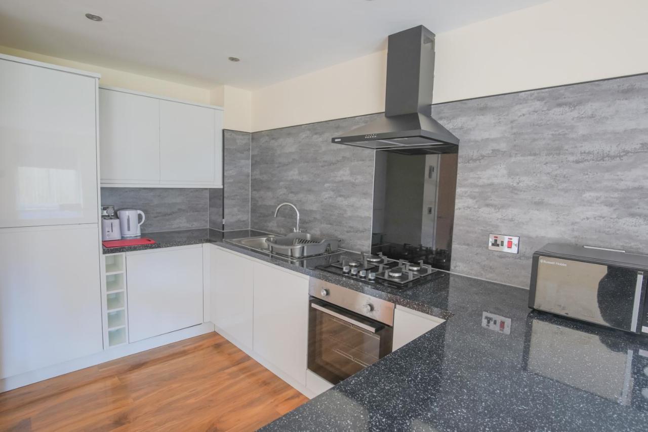 Stylish Modern Newly Built 15 Min From Centre