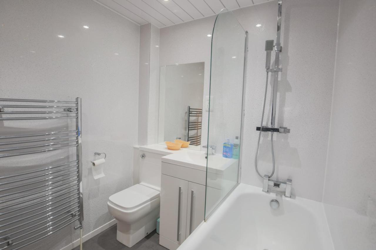 Stylish Modern Newly Built 15 Min From Centre Apartment *