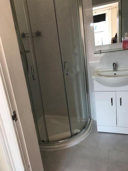 Apartment 3 Bedrooms For Upto 6 *
