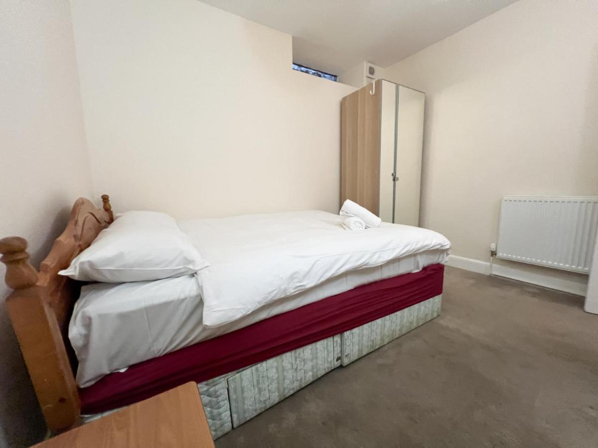 Convenient 2br Basement Flat In Leith