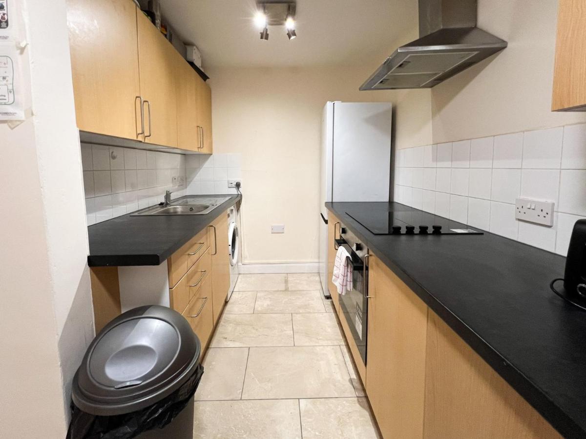 Convenient 2br Basement Flat In Leith Apartment