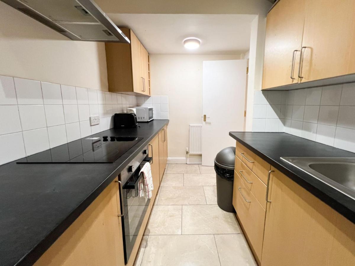 Convenient 2br Basement Flat In Leith Apartment