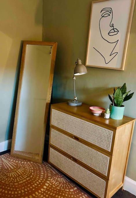 Large 2 Bedroom, Ground Floor Flat, Close To *
