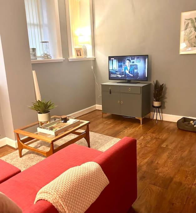 Large 2 Bedroom, Ground Floor Flat, Close To Edinburgh