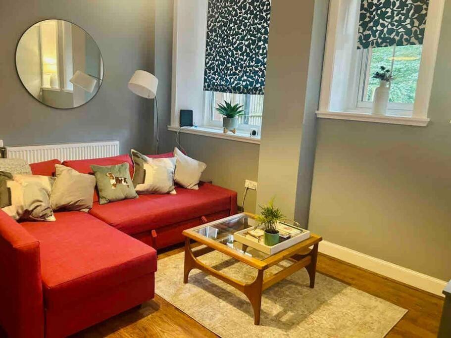 Large 2 Bedroom, Ground Floor Flat, Close To Apartment *