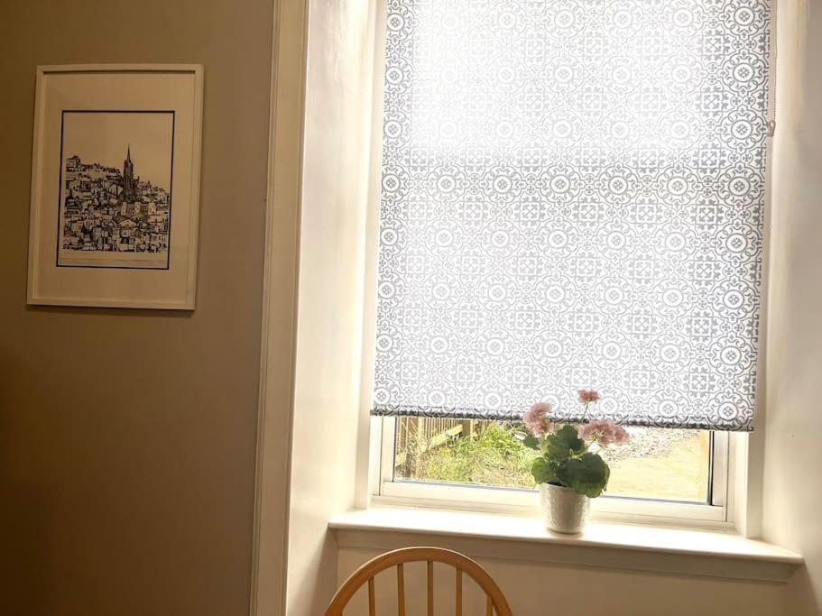 Large 2 Bedroom, Ground Floor Flat, Close To *