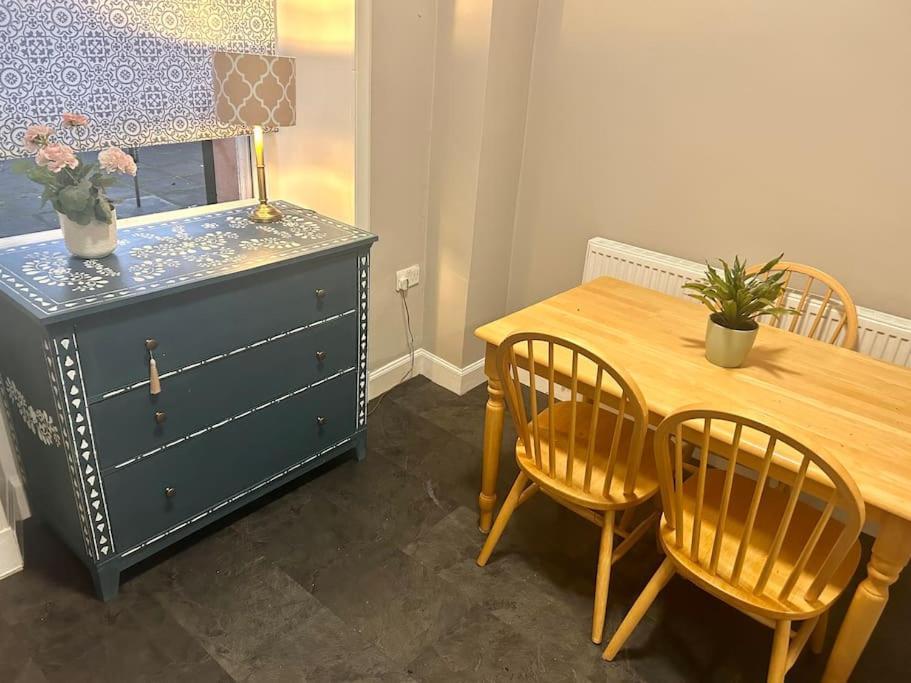 Large 2 Bedroom, Ground Floor Flat, Close To Edinburgh