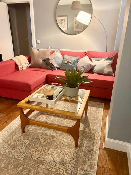 Large 2 Bedroom, Ground Floor Flat, Close To Apartment *