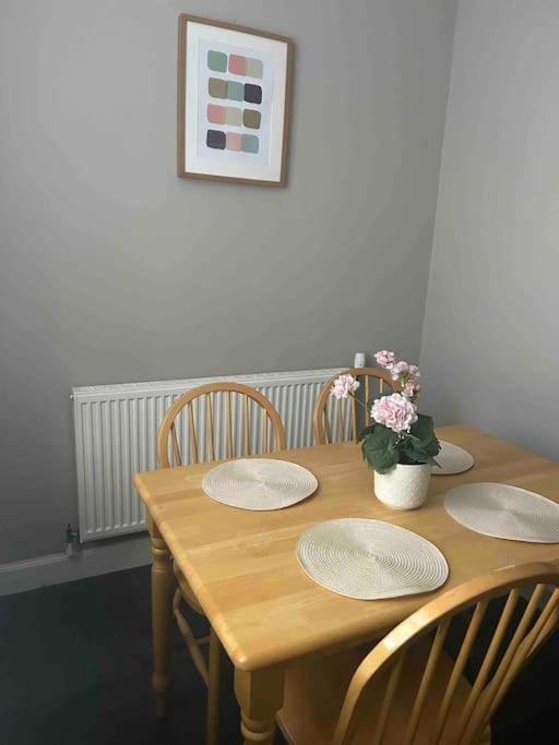 Large 2 Bedroom, Ground Floor Flat, Close To Apartment