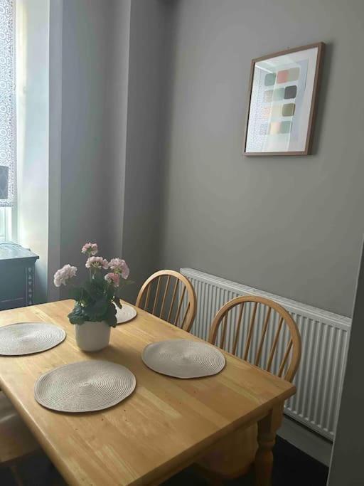 Large 2 Bedroom, Ground Floor Flat, Close To Apartment *