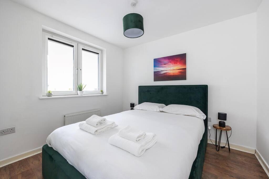 Stunning 1 Bd Flat In Lochend Park With A Patio Appartement *
