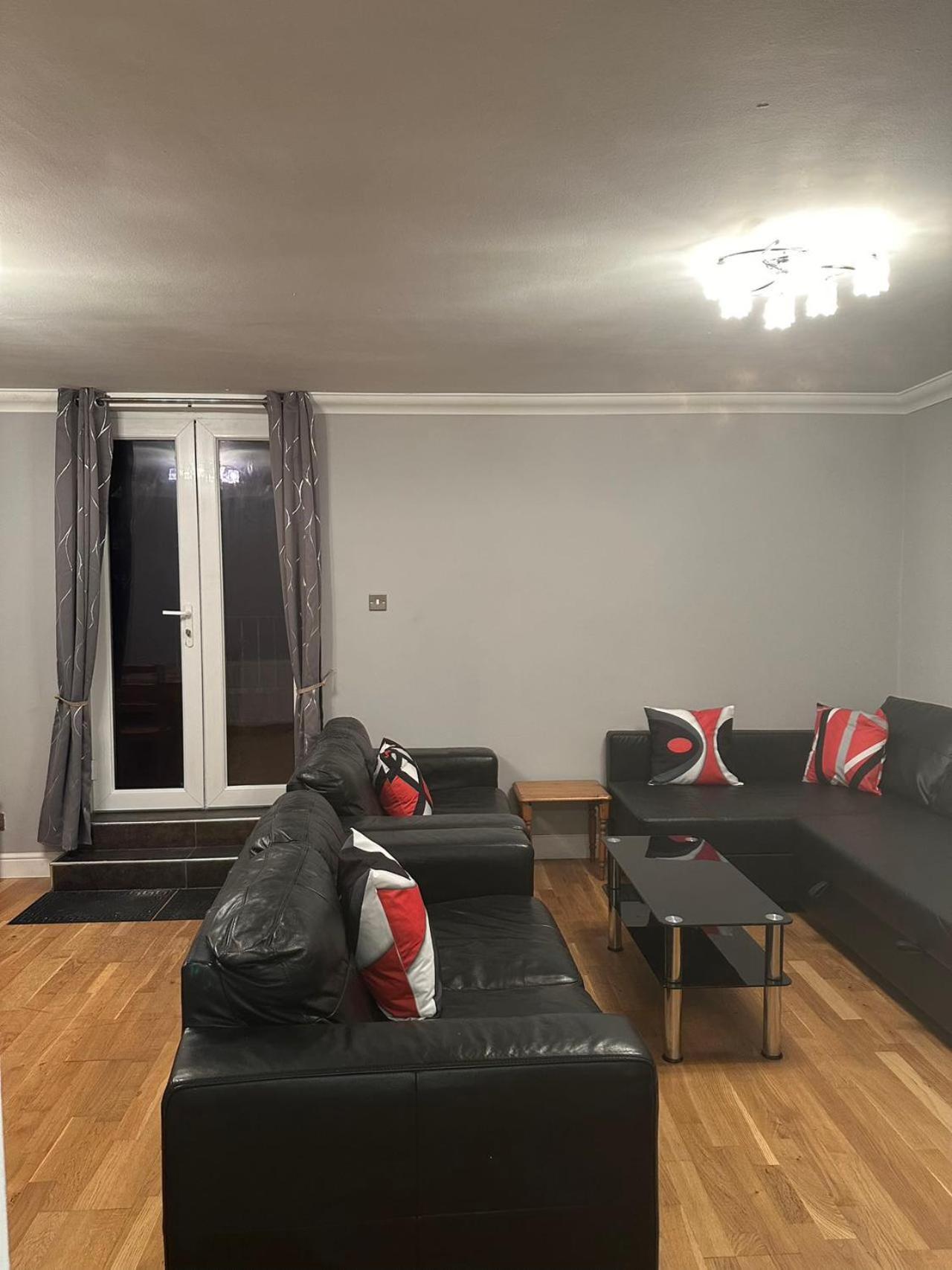 Lauriston 4 Bedroom 7 Beds Duplex Apartment *