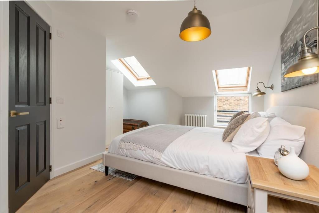 Superb Two Bedroom 2 Bathroom Morningside *