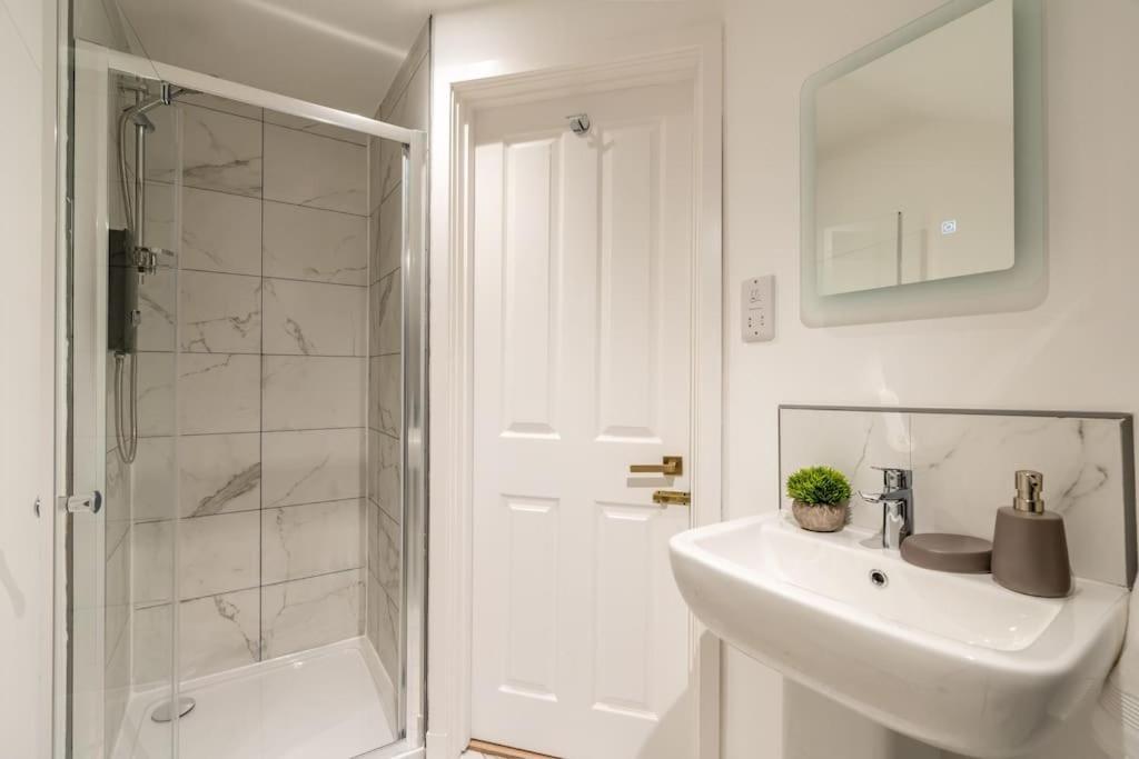Superb Two Bedroom 2 Bathroom Morningside *