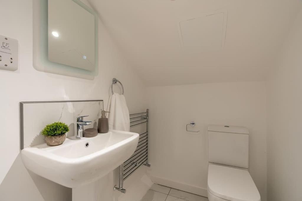 Superb Two Bedroom 2 Bathroom Morningside Apartment