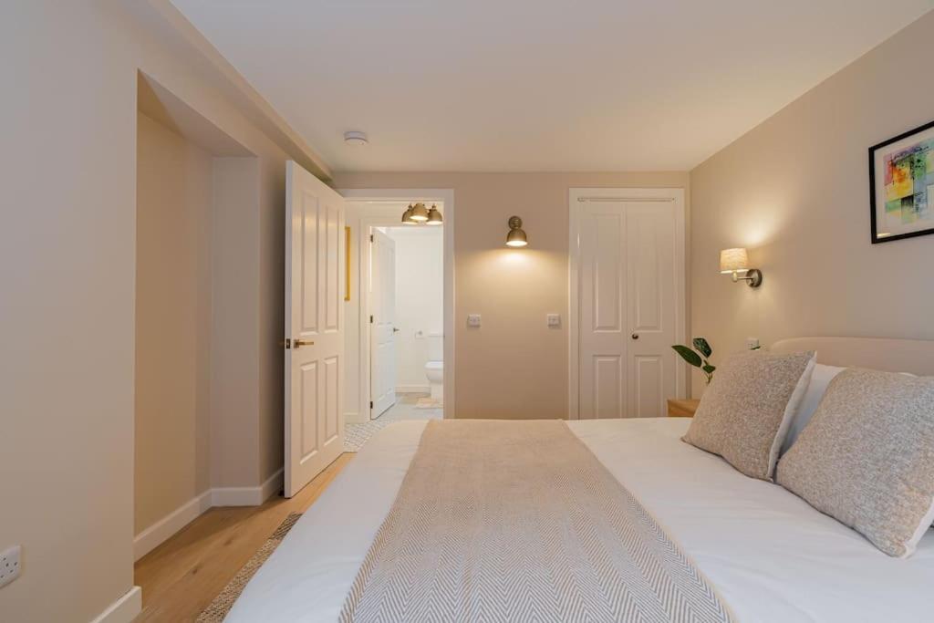 Superb Two Bedroom 2 Bathroom Morningside Apartment *
