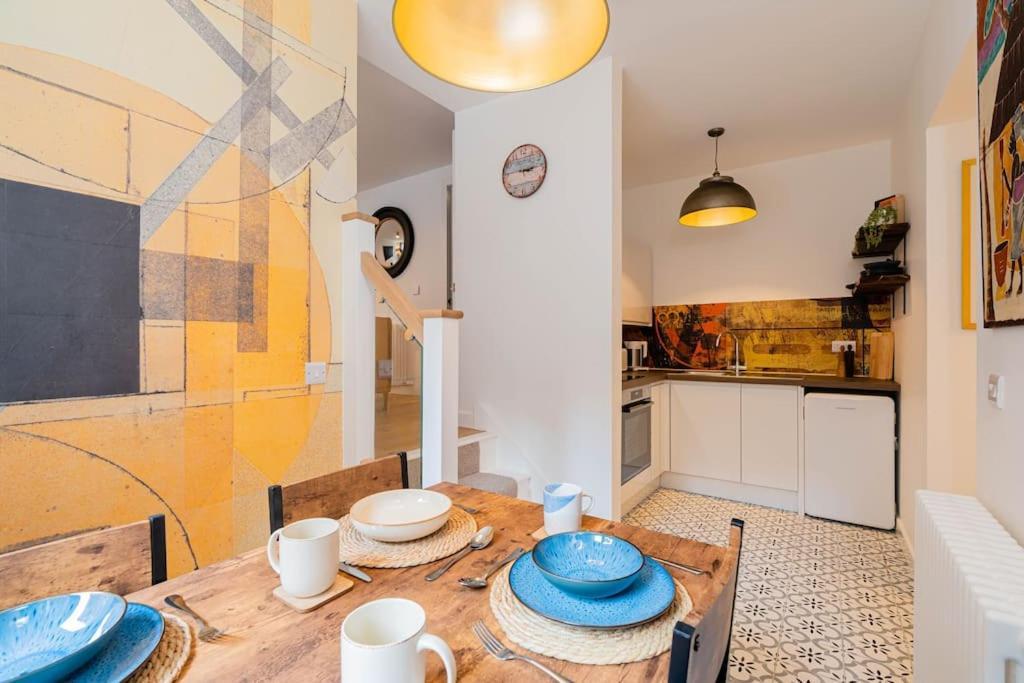 Superb Two Bedroom 2 Bathroom Morningside Apartment Edinburgh
