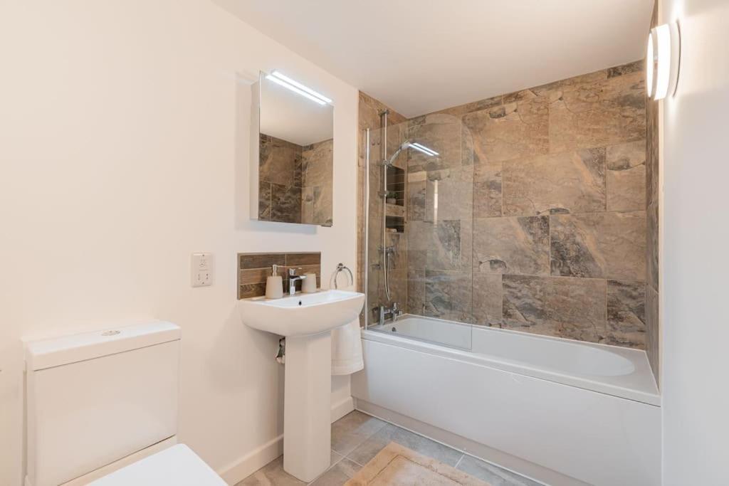 Superb Two Bedroom 2 Bathroom Morningside *