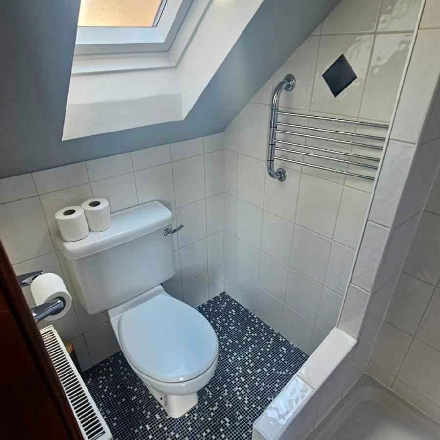 Cosy With Free Parking Close To Airport