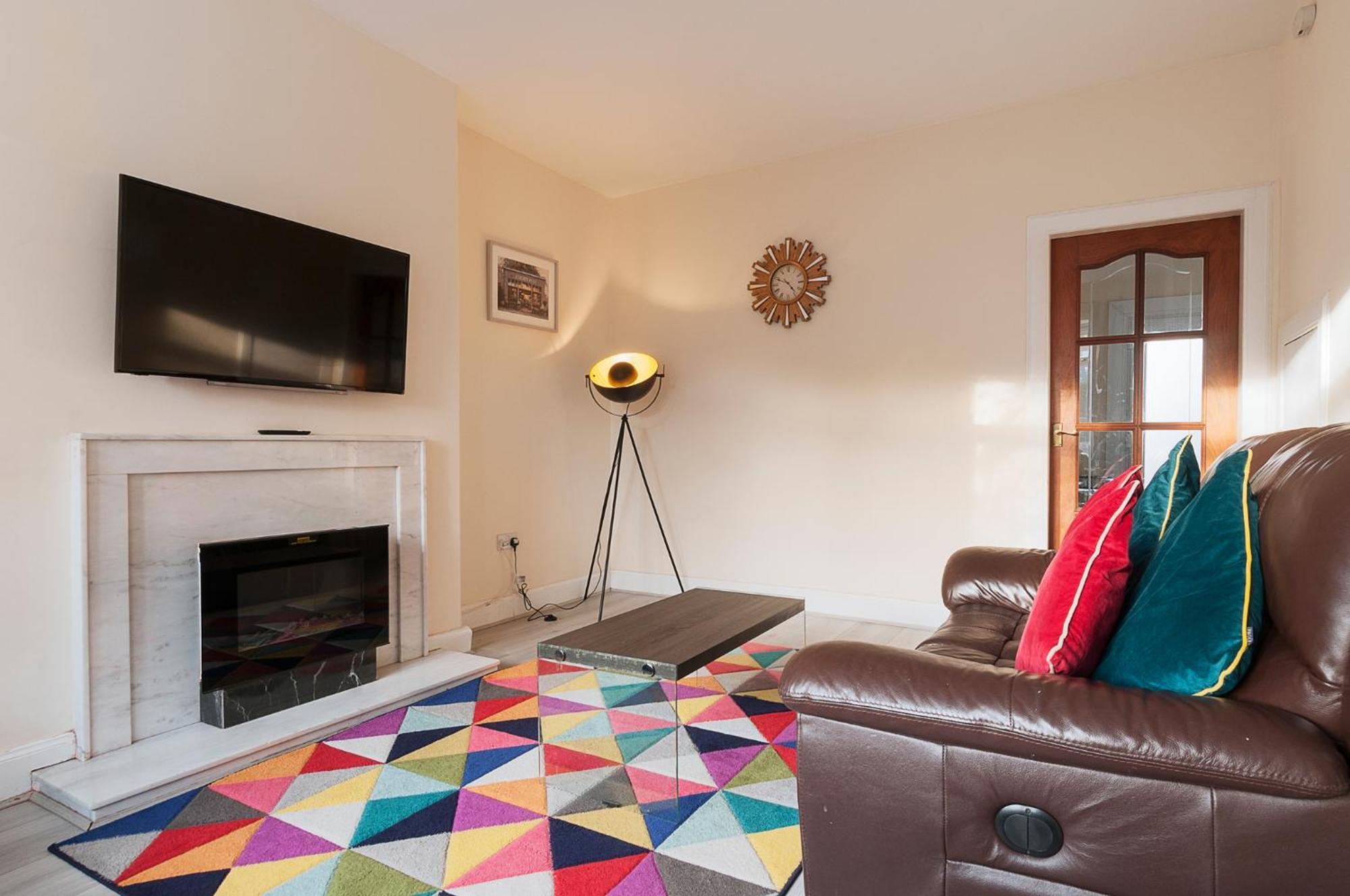 2 Bed Property, Sleeps 5, Free Parking, Near Centre Hébergement de vacances