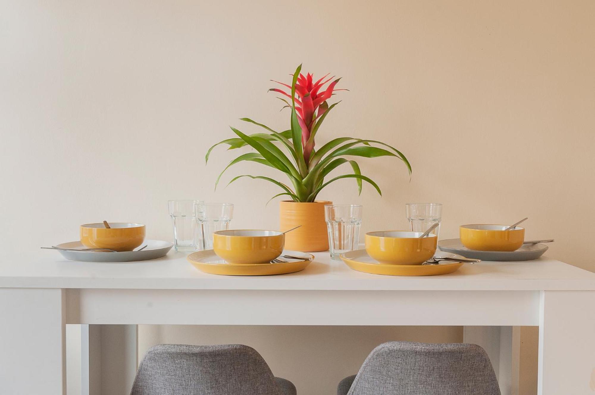 2 Bed Property, Sleeps 5, Free Parking, Near Centre