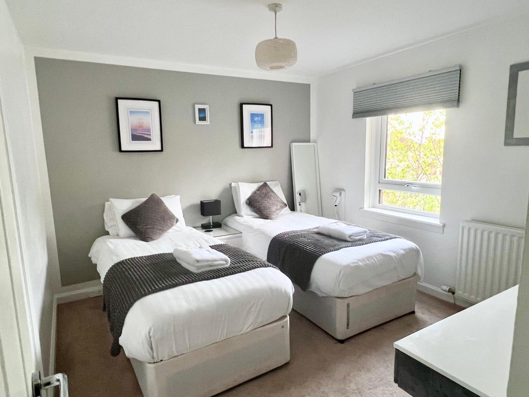 Holiday home Centre House - 5 Bedrooms - Sleeps 9 - Parking Edinburgh