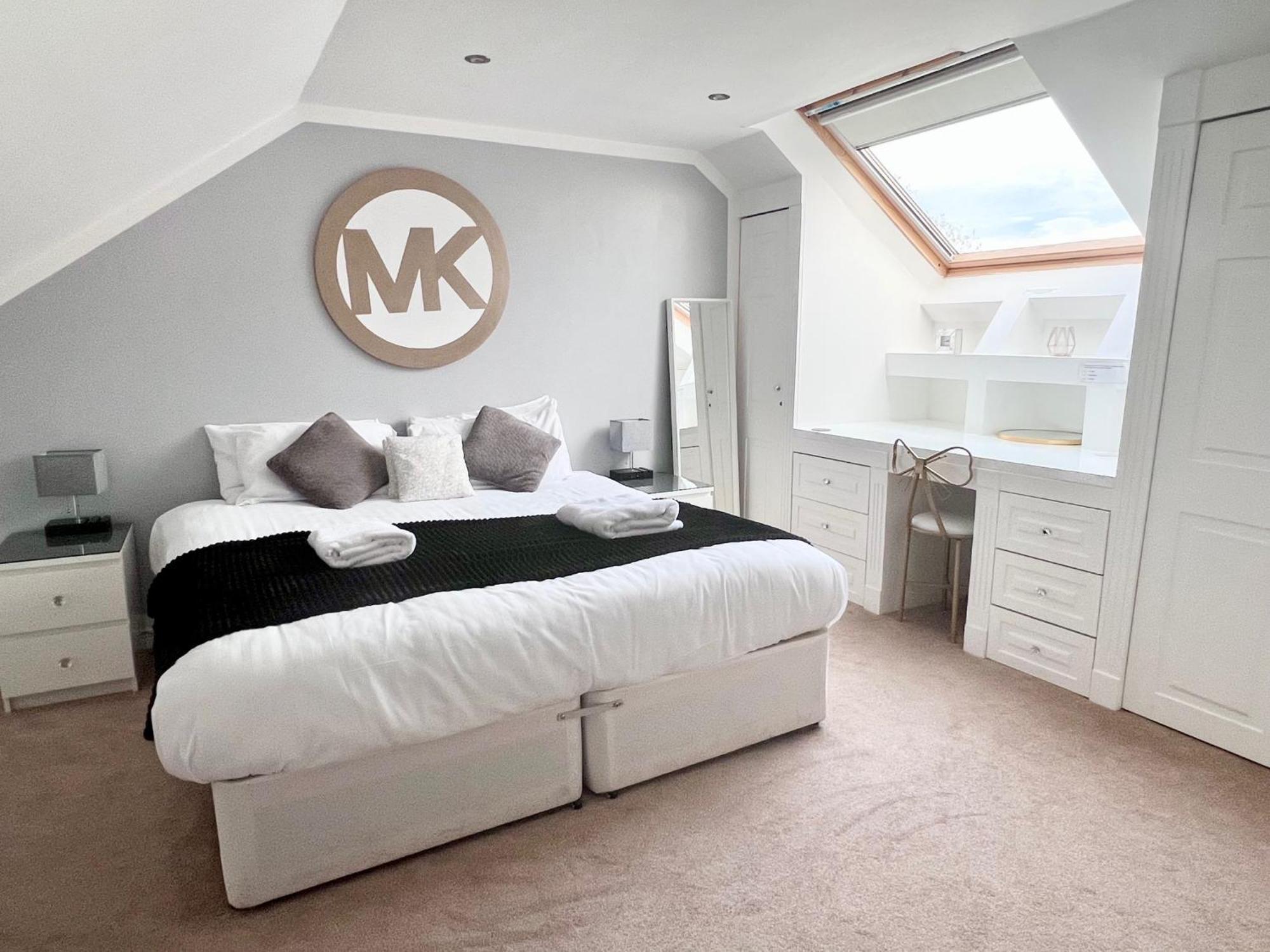 Centre House - 5 Bedrooms - Sleeps 9 - Parking Edinburgh
