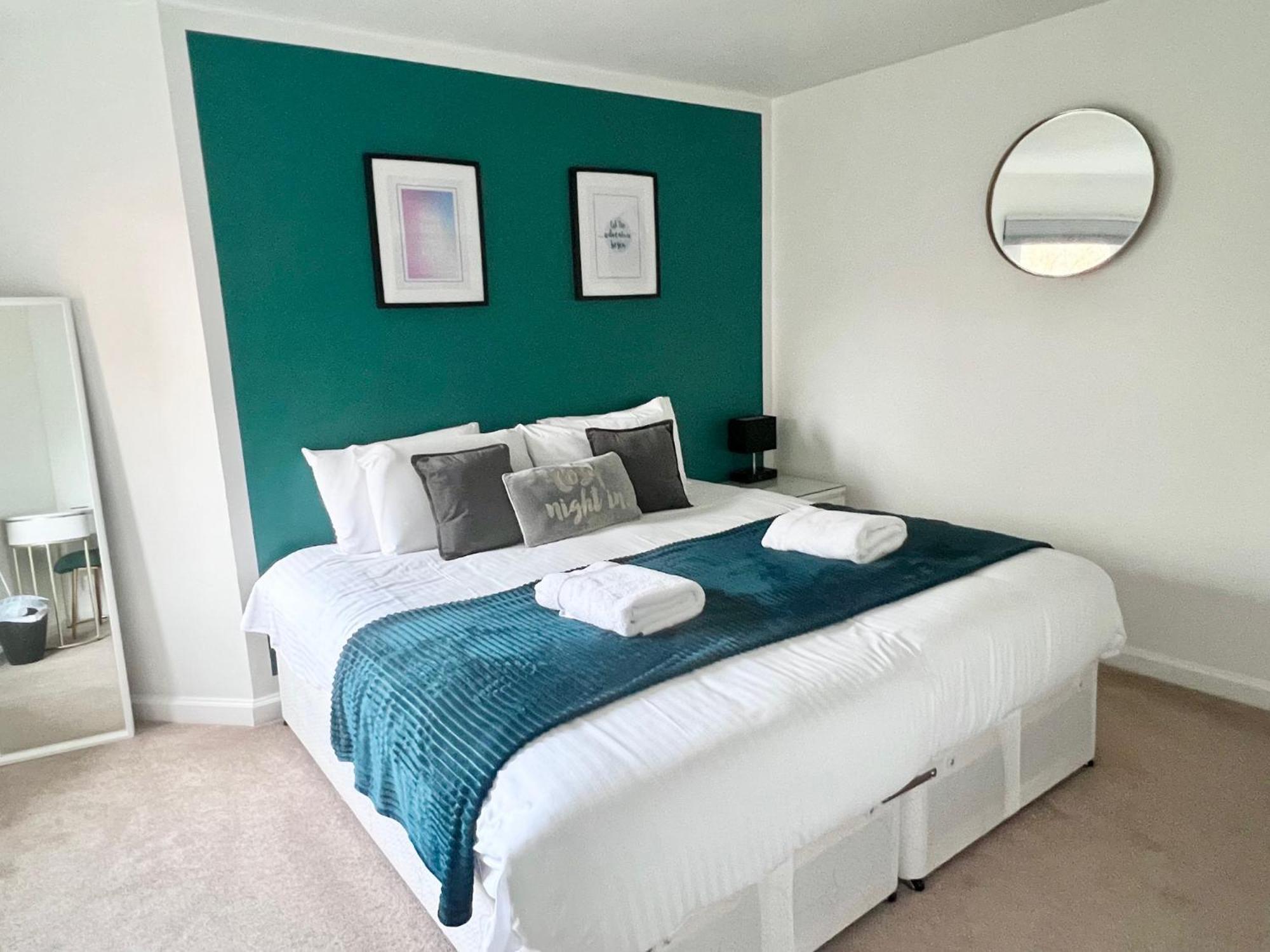 Centre House - 5 Bedrooms - Sleeps 9 - Parking