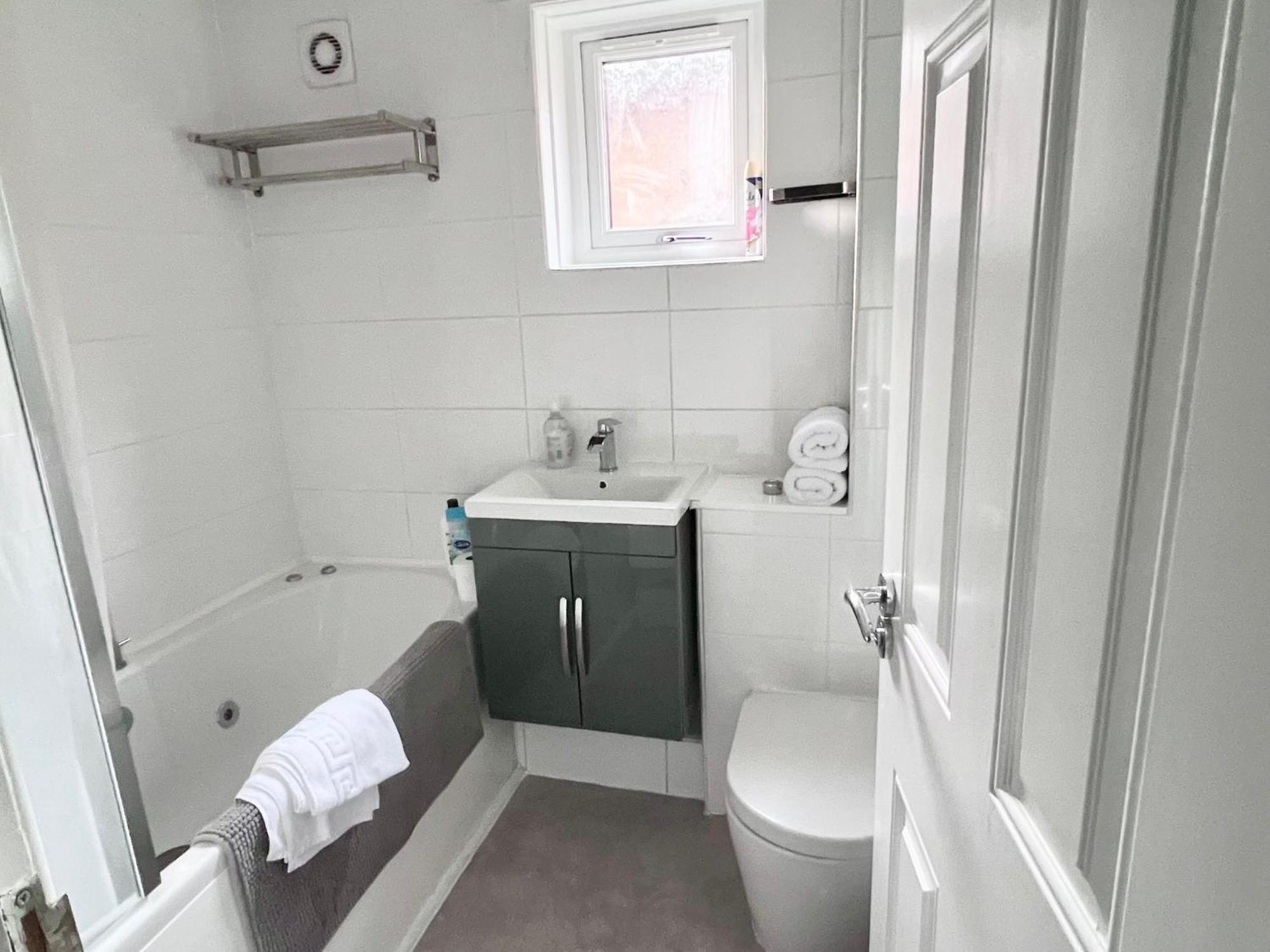 Centre House - 5 Bedrooms - Sleeps 9 - Parking Holiday home *