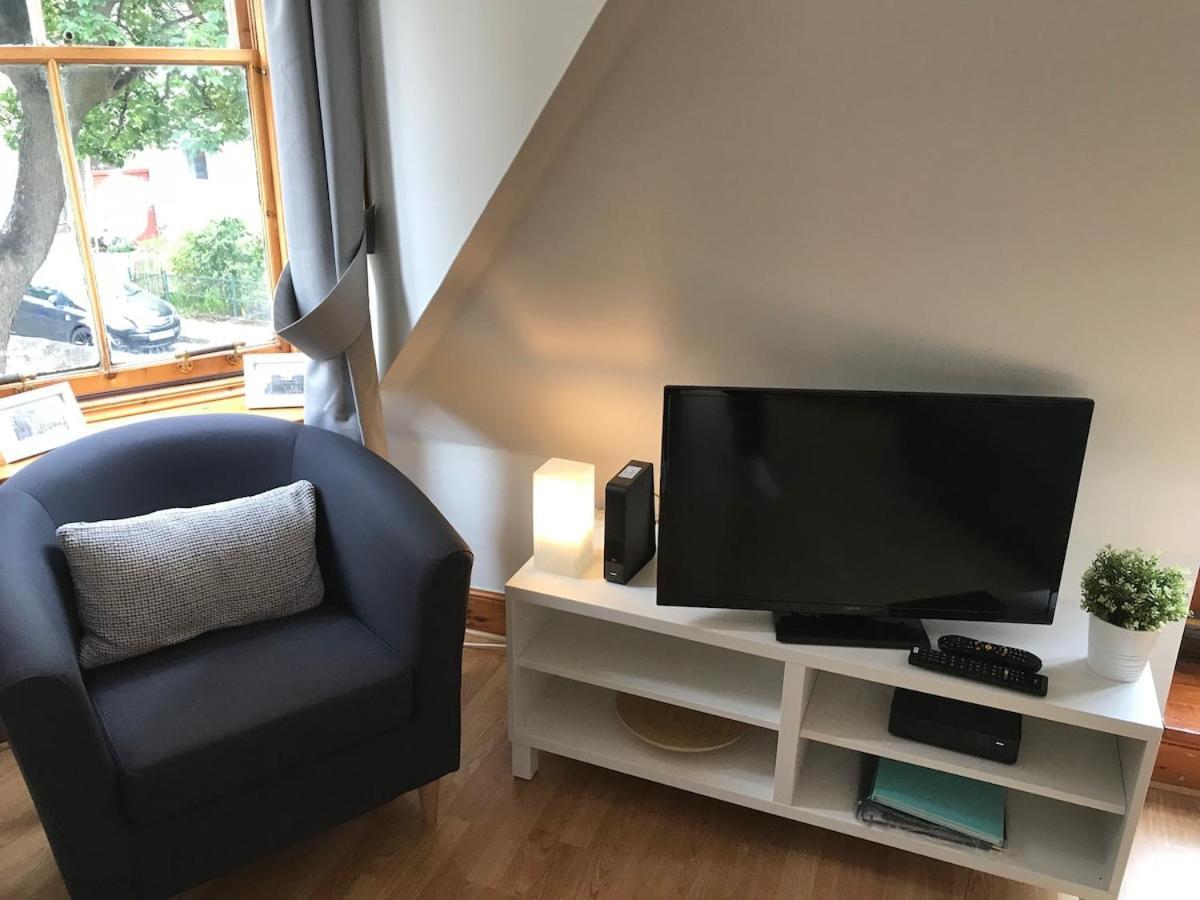 Stylish With Private Roof Terrace Apartment Edinburgh