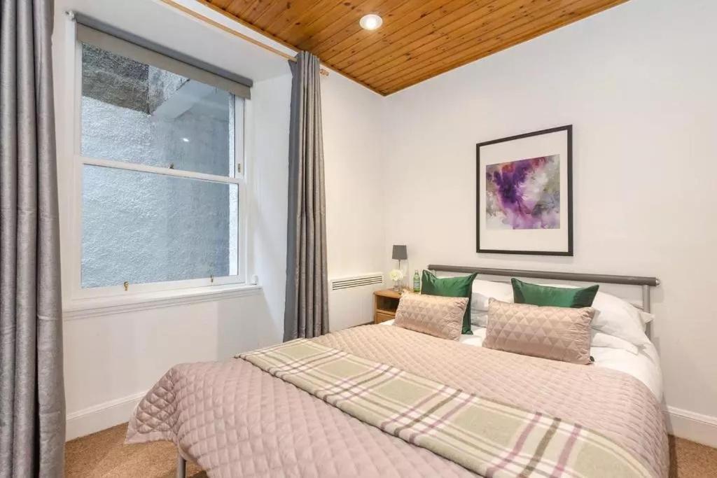 Lovely In Excellent Centre Location *