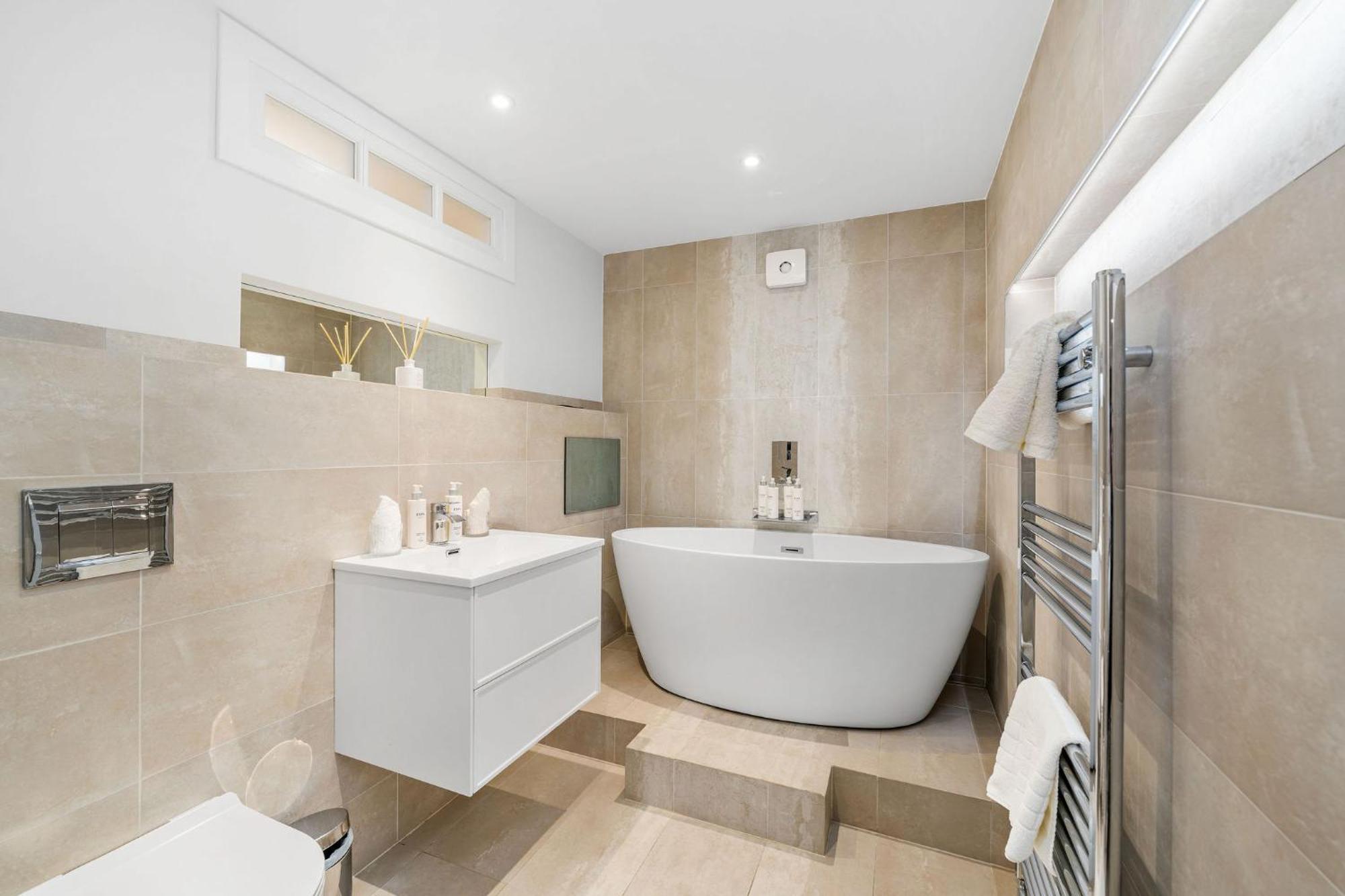 Righ - Luxury West End Artisan Apartment *