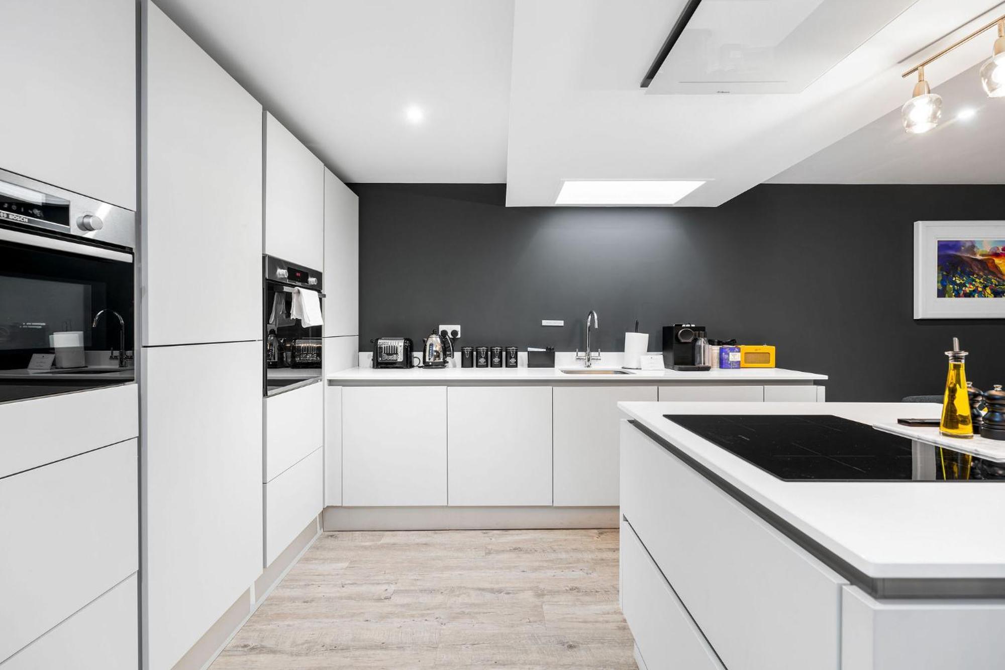 Righ - Luxury West End Artisan Apartment